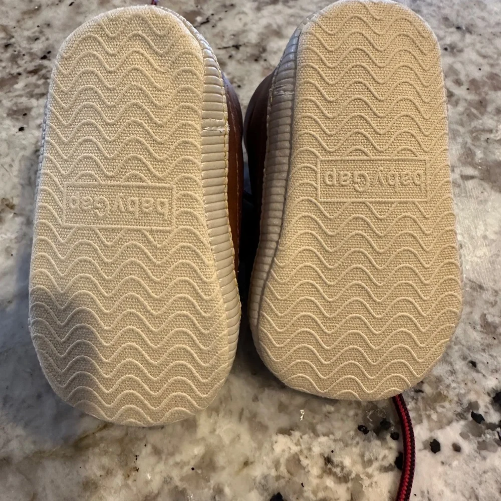 *BRAND NEW WITHOUT TAGS/NEVER WORN* baby Gap 3-6 month Sherpa Baby Chukka Boots